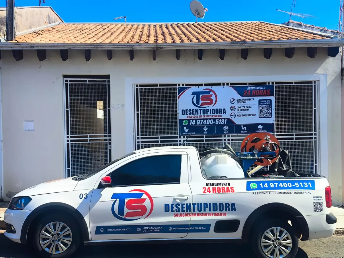 Caminhonete da TS Desentupidora com equipamento de hidrojateamento em Bauru